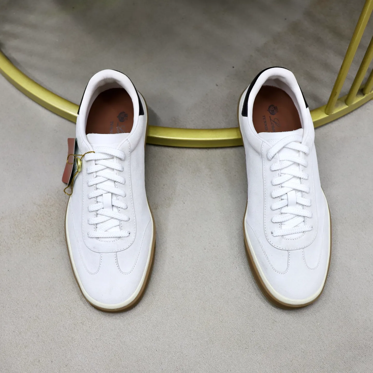 Ex-factory price: 560💰Loro Riana men’s moral training sneakers! Made from high-quality materials and designed in a low-cut silhouette, it offers an elegant and stylish look that's suitable for year-round wear. The unique double-layer sole aesthetic design, caramel cup-shaped outsole is decorated with off-white rubber trim, creating an attractive color combination. Pair with tailored pieces or jeans for a sophisticated yet casual look. The heel is decorated with soft cow leather tongue with Kummel color inserts and cotton laces with embossed LP logo. Upper: cow split suede. Lining: original thickened soft sheepskin. Size: 38-39-40-41-42-43-44 (customized in 45.46)